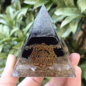 Ornement pyramidal en cristal Kogiya, obsidienne à pointe argentée, cristal blanc, gravure interne, décoration d'intérieur - Product Image 2