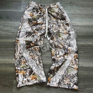 Pantalon de survêtement ample à rayures et logo personnalisé, coupe droite, imprimé camouflage Real Tree, style baggy empilé - Product Image 2