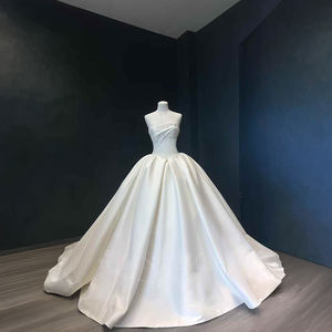 Robe de mariée sirène/trompette moderne en satin avec dentelle florale et cristaux pour femme, modèle NT77 - Product Image 1