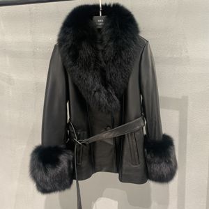 عرض رائج لجاكيت شتوي جديد سميك ودافئ من جلد الغنم للنساء مع ياقة وأساور من فرو الثعلب - Product Image 5