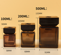 Bouteille vide de luxe de diffuseur de roseau en verre de 100ml avec couvercle en rotin et en bois Bouteille en verre carrée ambre pour diffuseur d'arôme avec boîte