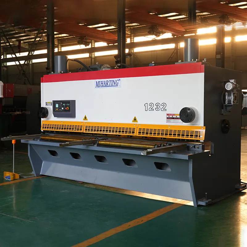 QC11K-4x2000mm plate steel metal cut by hydraulic guillotine shearing cutting machine