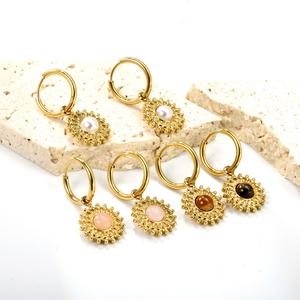 Boucles d'oreilles créoles en acier inoxydable hypoallergéniques, inaltérables et étanches, style bohème vintage, avec pierre naturelle turquoise et motif soleil - Product Image 1