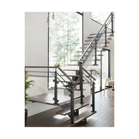 Escalier moderne à marches ouvertes avec garde-corps en verre trempé pour usage résidentiel