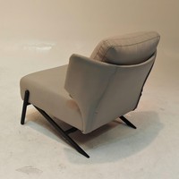 Fauteuil lounge moderne en tissu, velours doux, structure intérieure en fer et pieds en acier au carbone noir.