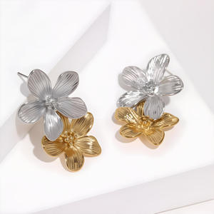 Elegantes pendientes de diseño floral chapados en oro y plata, tachuelas de flores de dos tonos, regalo de joyería de moda para mujer - Product Image 3