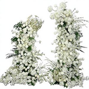 Flores artificiales blancas frescas y arco de plantas verdes, utilizadas para la decoración de mesas y exhibiciones de bodas. - Product Image 1