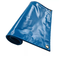 Les rouleaux de bâche en polyester enduit de PVC durable et robuste de 900gsm conviennent aux couvertures de camion et aux rideaux latéraux.