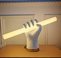 Lampes de table en résine LED noires en forme de main, style nordique moderne minimaliste, pour hôtels et salons, vente en gros et personnalisation