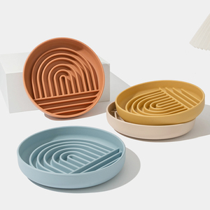 Bol pour chien moderne et écologique en silicone de qualité alimentaire, étanche, compatible lave-vaisselle, à alimentation lente avec ventouses, design Morandi - Product Image 1