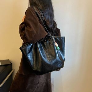 Sac fourre-tout grande capacité pour femme, texture douce, sac à bandoulière avec breloque, idéal pour le travail, le shopping, les voyages et l'usage quotidien - Product Image 5
