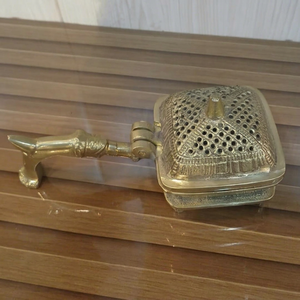 Quemador y Soporte de Incienso de Latón Hecho a Mano para Uso Religioso, Compatible con Sándalo, Decorativo de Lujo, Calidad Premium de Uttar Pradesh - Product Image 1