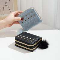 Dompet Kartu Kulit PU Motif Kotak-Kotak Pendek dengan Pompom dan Rivet, Dompet Koin Custom, Dompet Wanita Mewah, Tempat Kartu dengan Ritsleting Ganda