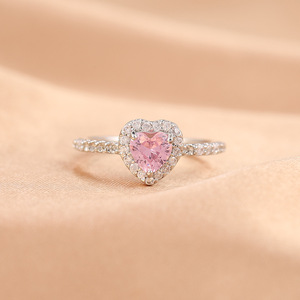 Anillo de Compromiso para Mujer, de Moda y Tendencia, con Zirconia Creada en Laboratorio, Banda de Eternidad Clásica Ajustable, Bañado en Oro de 14K, Chispeante Princesa - Product Image 3