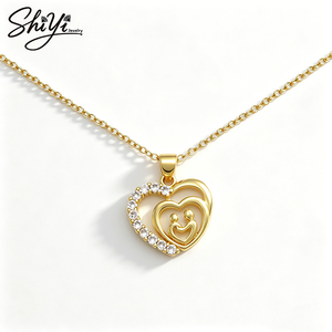 Collar Corazón Familiar Chapado en Oro con Zirconia, Detalle de Corazones Entrelazados, Regalo de Cumpleaños para Mamá - Product Image 1