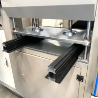 Fresadora de extremos CNC de 3 ejes con certificación CE de la fábrica Shandong WEIKE, 600 mm de ancho para PVC/UPVC y aluminio con motor de 3000W