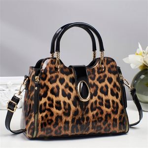 Sac bandoulière léopard élégant pour femme, en cuir écologique durable, imperméable, léger, avec fermeture éclair – Idéal comme cadeau – Offre spéciale - Product Image 3