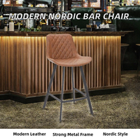 Tabouret de bar moderne et élégant avec structure en fer, stable et durable, siège en cuir pour chambre, salon, bar à domicile