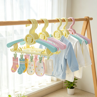 Cintres modernes en plastique PP pour vêtements de bébé, antidérapants, organisateurs de vêtements pour enfants, gain de place pour balcon, vente en gros