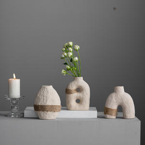 Ensemble de trois petits vases populaires en céramique artisanale, style nordique Xiaohongshu, 100% faits <span class=keywords><strong>à</strong></span> la main, non émaillés, avec sangles, pour intérieur - Product Image 2