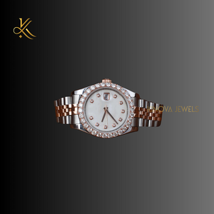 Reloj de diamantes Moissanite hecho a mano para amantes del lujo con materiales de primera calidad y belleza atemporal para un estilo clásico - Product Image 1