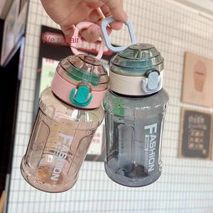 แก้วน้ำพีซีความจุขนาดใหญ่ ทนความร้อนสูง พกพาสะดวก พร้อมฟิลเตอร์กรองชา ฝาปิดแบบกดปุ่ม ดีไซน์สร้างสรรค์ ป้องกันการตกกระแทก เหมาะสำหรับกิจกรรมกลางแจ้งและออกกำลังกาย - Product Image 2