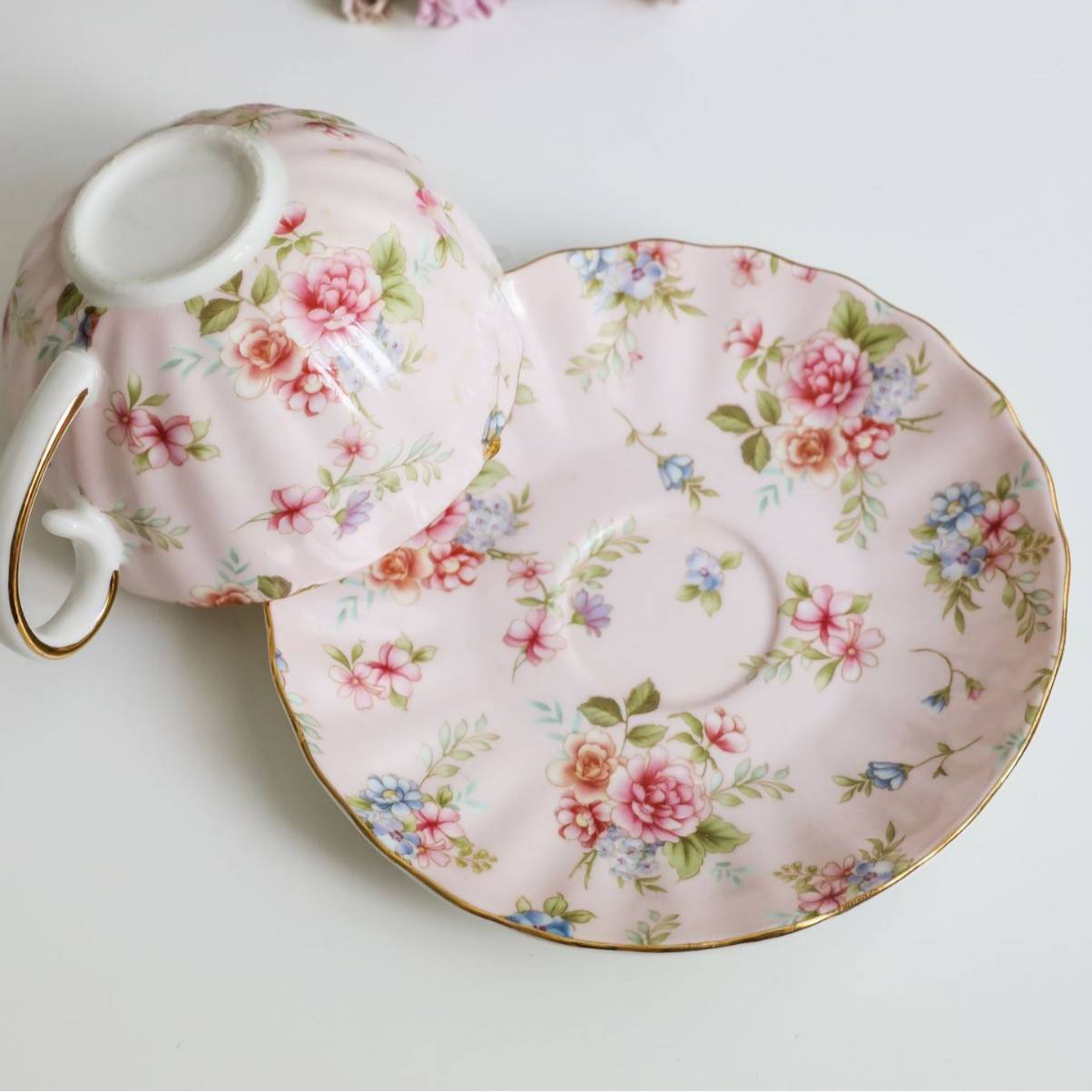 Fondo rosa floreale (1 tazza 1 piattino)