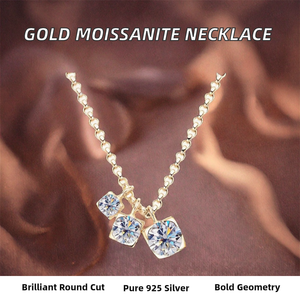 Collar con Colgante de Moissanita Redonda en Plata de Ley 925, Diseño Geométrico de Tres Piedras, Disponible en Stock - Product Image 2