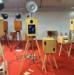 Photomaton rétro en bois avec écran tactile double face pour la location de mariages, avec mise à niveau du matériel et logo laser personnalisé - Product Image 6