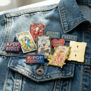 เข็มกลัดเคลือบสีแบบกำหนดเอง รูปทรง 3 มิติ ทำจากทองเหลืองเคลือบทอง 18K สไตล์ Kpop <span class=keywords><strong>bts</strong></span> ประดับมุก สำหรับสาวๆ - Product Image 1