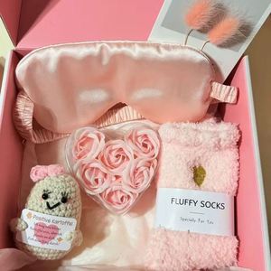 Canasta de Regalo de Spa con Rosas Rosadas y Logotipo Personalizado, Paquete de Lujo para el Cuidado del Cuerpo y el Baño con Vaso Térmico y Manta Acogedora - Product Image 2