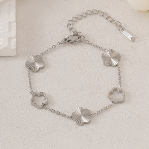ファッションラッキーホローダイヤモンドステンレススチール<span class=keywords><strong>18K</strong></span>ゴールドメッキ五葉の花女性のトレンディなギフトブレスレットできない色褪せない高級品 - Product Image 4