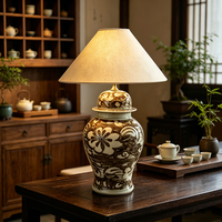Lampe de table en céramique Chinoiserie marron et blanc à motif floral, base en céramique peinte à la main avec abat-jour en lin pour une décoration intérieure neutre