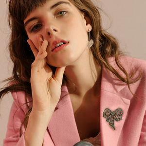 Broche de Aleación de Lujo con Forma de Lazo, Estilo Europeo Americano, Chic y Moderno, con Incrustaciones de Diamantes de Imitación Coloridos, Unisex, para Bodas - Product Image 3