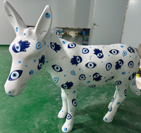 Sculpture abstraite de cheval en fibre de verre colorée haut de gamme sur mesure OEM, art moderne pour la décoration d'hôtel