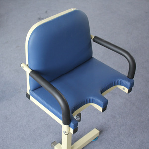 Steppeur de rééducation pour l'entraînement des articulations des membres inférieurs, avec hauteur réglable et coussin de siège bleu, pour usage hospitalier - Product Image 1