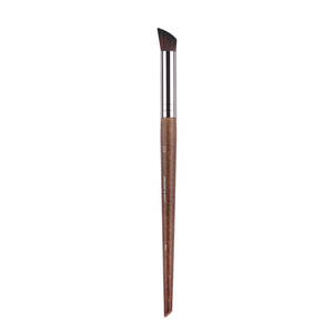 Brocha Angulada para Contorno de Nariz Horseshoe de 17 mm con Fibras Sintéticas y Mango de Madera para Corrector e Iluminador - Product Image 5
