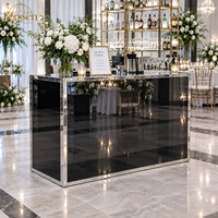 Comptoir de bar rectangulaire moderne avec panneau miroir noir et bordure argentée, mobilier pour banquets de mariage, hôtels et boîtes de nuit