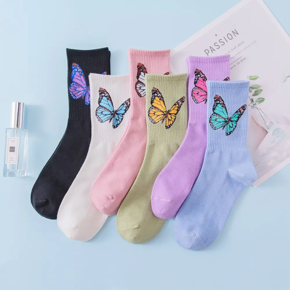 卸売女性ミッドチューブ冬流行の靴下女性のための新しい蝶柄の綿の靴下