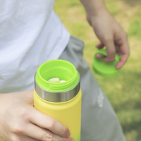 Échantillon gratuit bouteille d'eau de 18 oz personnalisée isolée en acier inoxydable à double paroi sans BPA bouteille d'eau avec couvercle à compartiment
