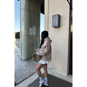 Sudadera con Capucha Beige de Alta Calidad para Mujer con Diseño Bordado en E, Material de Seda, Estampado Puff y Técnicas de Pedrería - Product Image 3