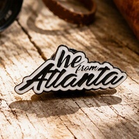 Broche personnalisée en métal émaillé noir avec logo d'usine, pour revers, col de vêtement, poitrine, ou comme badge de chapeau
