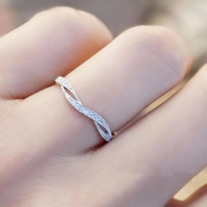 Anello a Croce Mobius Twist, Gioiello Minimalista ed Elegante per Uso Quotidiano e Matrimonio, per Donne - Product Image 1