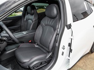 Sedán Híbrido Enchufable en Oferta, Lynk Co 07 EM <span class=keywords><strong>P</strong></span>, 103 km de Autonomía, Edición Ultra, PHEV Inteligente para Viajes Urbanos y Largos - Product Image 5