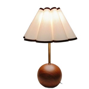 Lampe de table vintage de style scandinave, lumière blanc chaud à intensité variable, design floral simple, corps en résine élégant et rétro pour chambre à coucher - Product Image 3