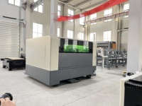 Machine de découpe laser à fibre fermée 2KW 3KW 6KW1390 1610 1313 1530-Découpe à grande vitesse pour l'aluminium et l'acier au carbone