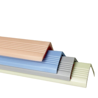Profilé d'angle en PVC en forme de L avec chanfrein triangulaire pour supermarchés, hôpitaux, salles de bain et usage extérieur