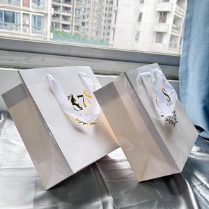 Bolsas de Regalo de Lujo de Papel Kraft Reciclable Impresas Personalizadas al por Mayor con Asa de Longitud Completa y su Propio Logotipo - Product Image 2