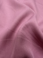 Tissu polyester léger 120 g/m², extensible dans les quatre sens, texture sergé douce au toucher et durable