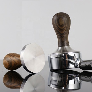 Prensador de Café Personalizado con Base Plana de Acero Inoxidable y Mango de Madera Ecológica de 51mm/53mm/58mm para Máquinas de Café Barista - Product Image 2